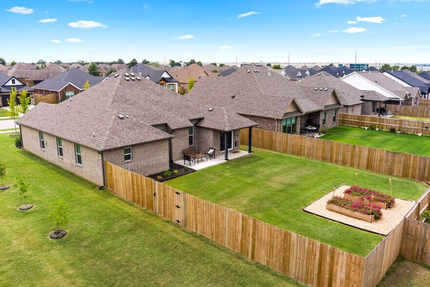 Building Photo - 3800 SW Mistletoe Ave