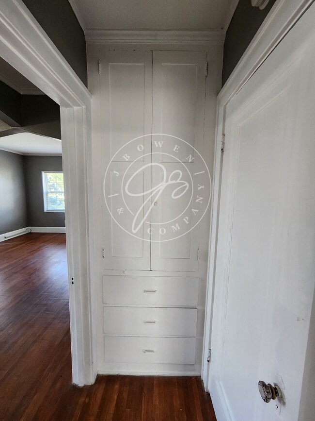 Building Photo - Charming Upper Duplex ready for you to cal...