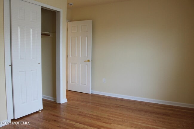 Building Photo - 1529 Windward Ave
