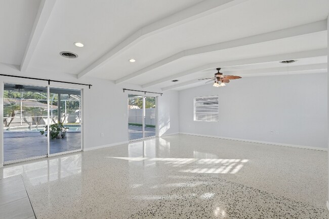 Building Photo - 725 Patricia Ave