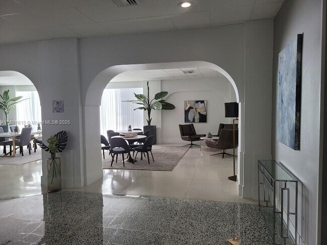 Building Photo - 3140 S Ocean Dr