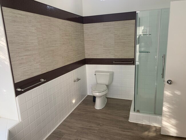 Master Bath - 3520 Pansy Dr