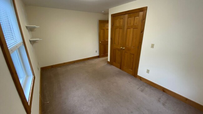Building Photo - UNH Student Rental Available for the 2026-...