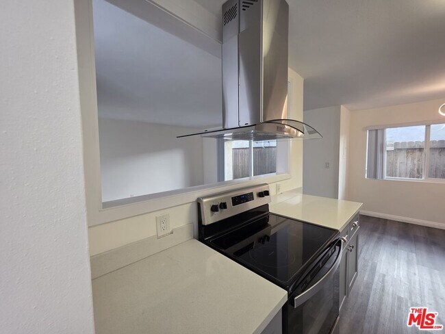 Building Photo - 517 N Francisca Ave