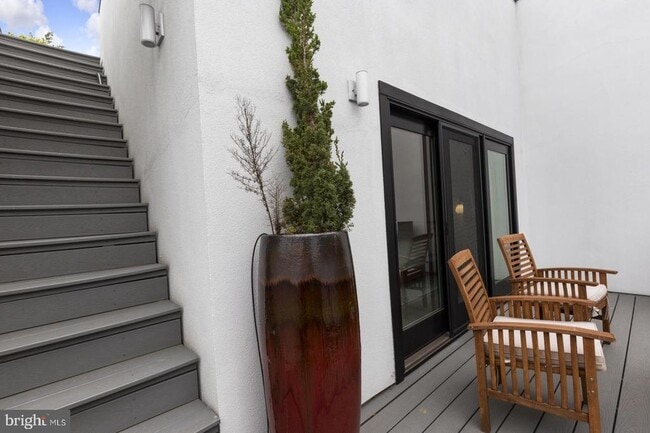 Building Photo - 1108 N Bodine St