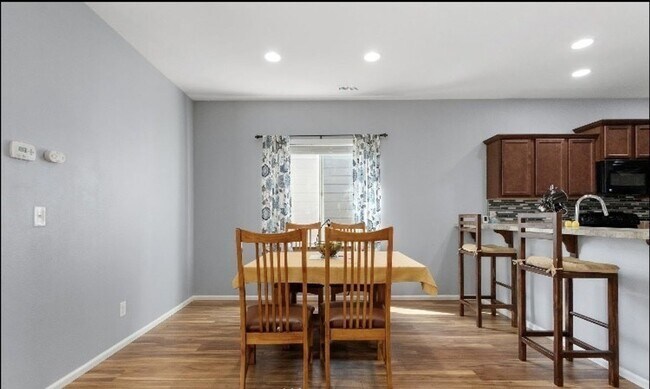 Building Photo - Large 4 bedroom home-Pet friendly!