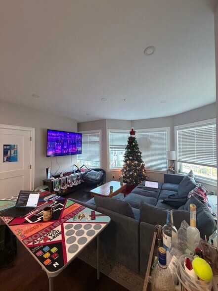 Primary Photo - 156 Hillside St