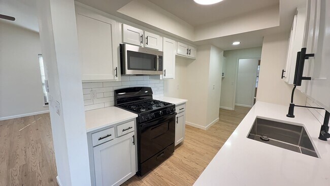 Building Photo - Welcome to your newly remodeled 3bed/2bath...