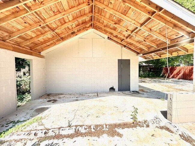 Building Photo - CHARMING BUNGALOW STYLE HOME LOCATED IN HE...