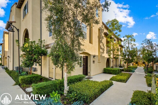 Building Photo - Bright & Upgraded 2 bedroom Anaheim Townhome in Prime Location!