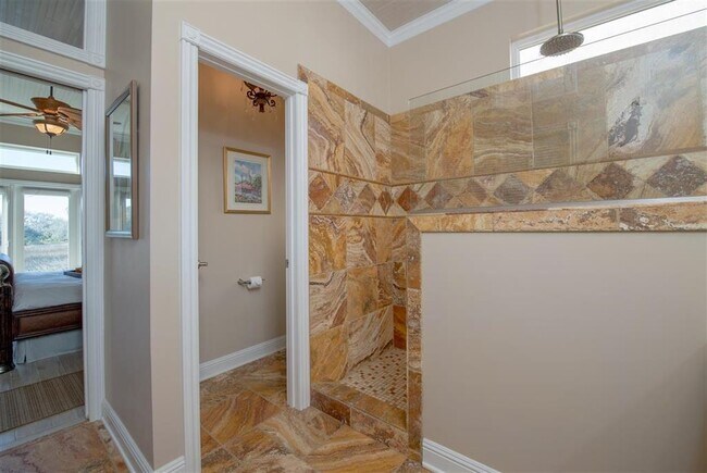 Building Photo - 208 Somerset Ct
