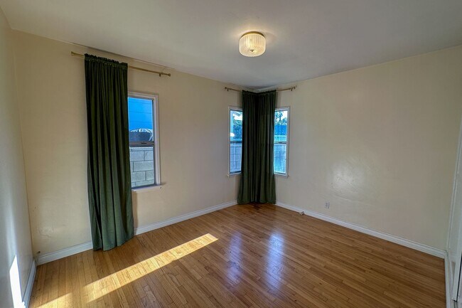 Building Photo - 2431 Walgrove Ave