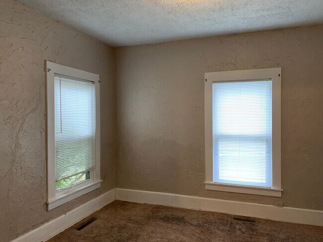 Building Photo - 3 bedroom, one bathroom home located in Jo...