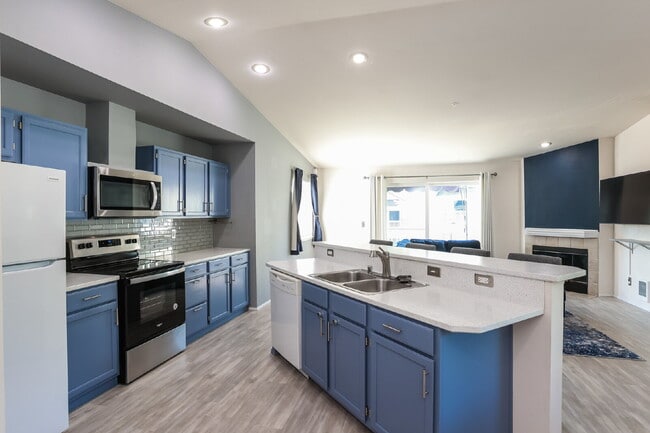 Building Photo - Top-Floor 3 Bed/2 Bath Condo with Silver Lake Views –! Available NOW for RENT