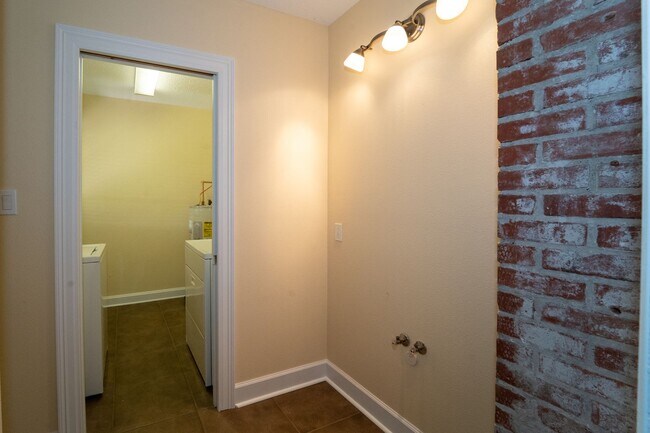 Building Photo - Davis Shores 3/2 Single Family Home