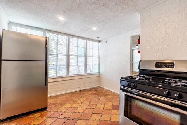 Building Photo - 426 W Woodlawn Ave