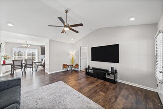 Building Photo - 3 Bedroom 2 Full Bath Home For Rent near Post!