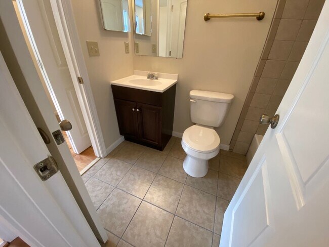 Building Photo - 449 Hickory Hill Dr