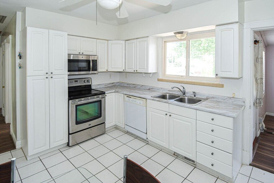 Building Photo - 9310 Radio Dr