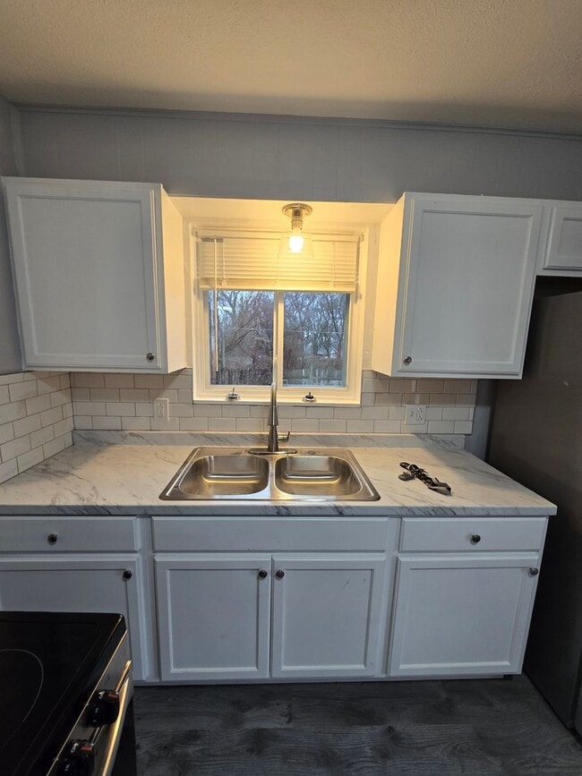 Building Photo - Renovated duplex