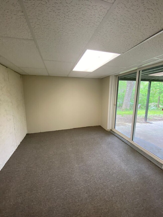 Building Photo - Updated 3 Bedroom 2.5 Bathrooms