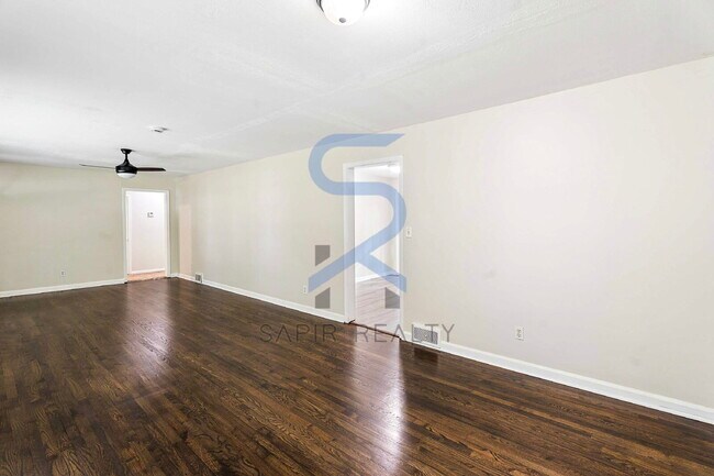 Building Photo - Paws Welcome! Charming 3BR Home in Historic Lithonia