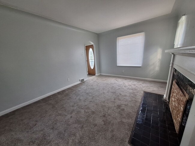 Building Photo - Charming 3 bedroom brick bungalow