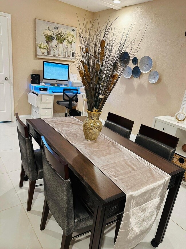 Building Photo - 833 Briggs St