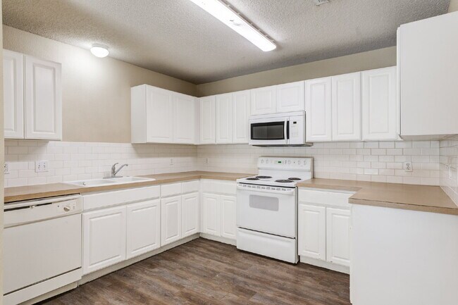 Building Photo - 3/2/2 plus a large basement on a Cul-de-Sac!