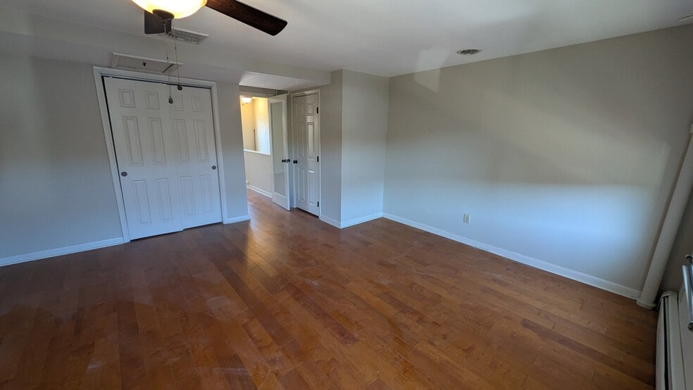 Building Photo - 624 E Hector St