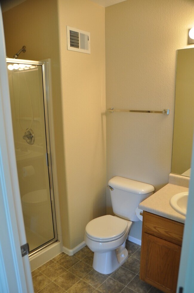 Building Photo - Stunning Town home in Mid Town!