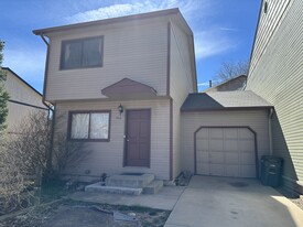 Building Photo - 712 Sir Galahad Dr