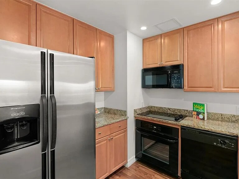 Building Photo - 975 Lincoln St