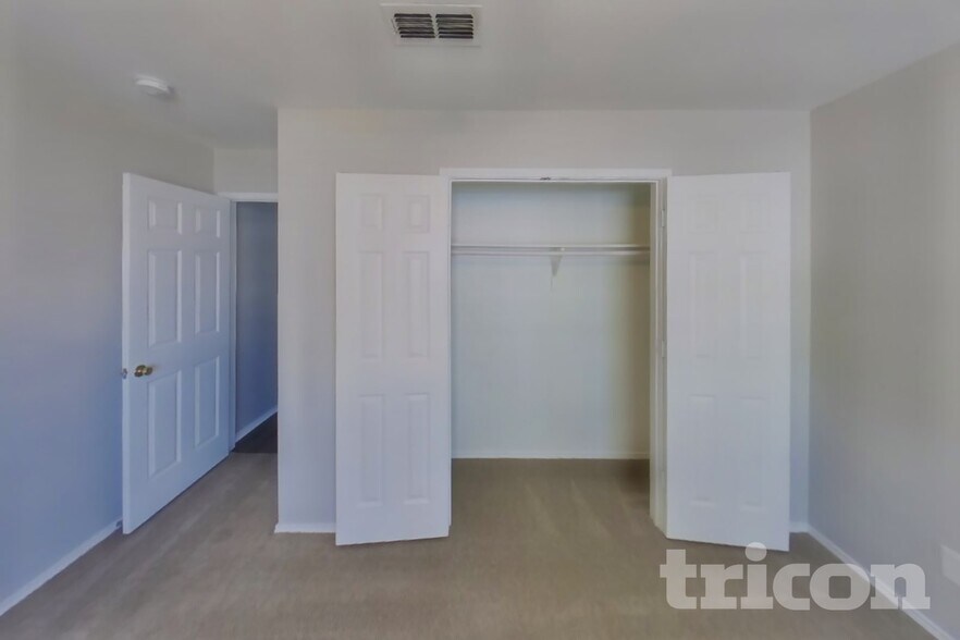 Building Photo - 1584 Sandhurst Dr