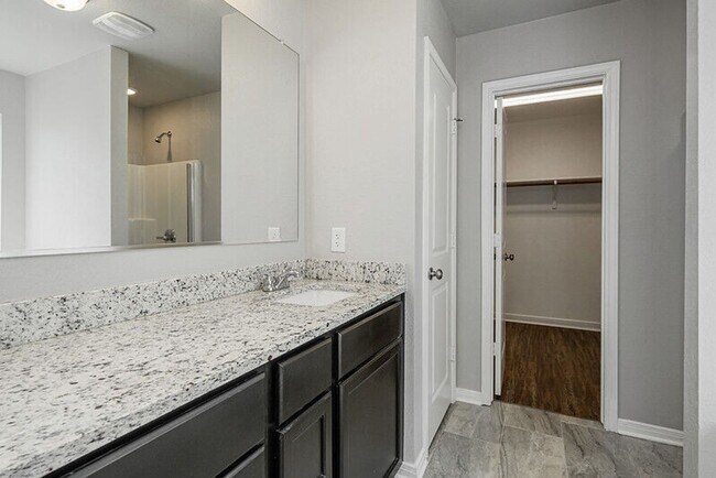 Building Photo - 1362 Kingsgate Dr