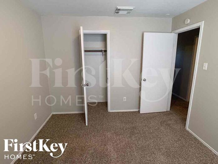 Building Photo - 2026 Cold River Dr