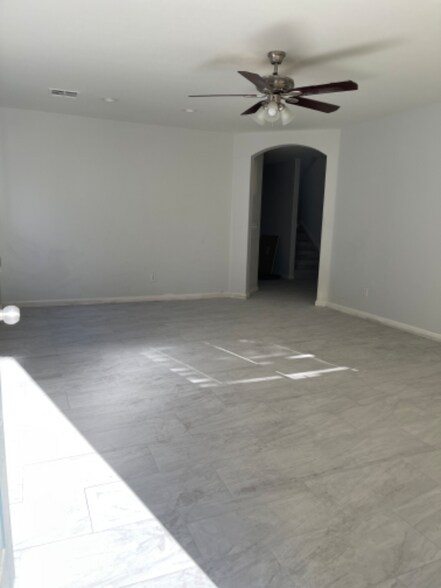 Building Photo - 10274 Missouri Meadows St