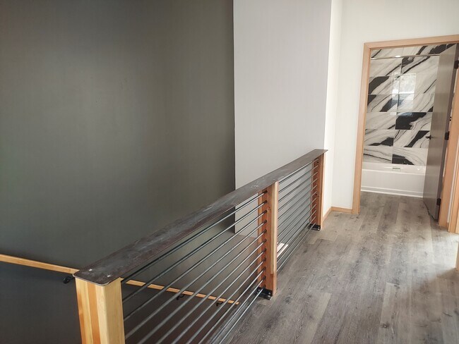 Building Photo - 608 E 7th Ave