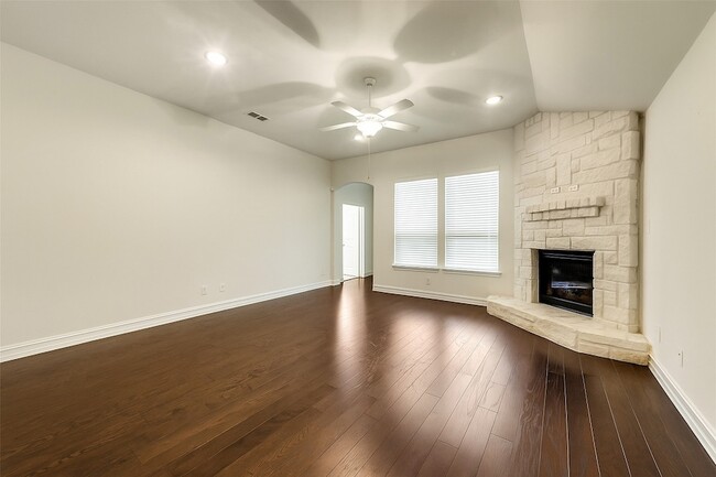 Building Photo - 601 Elm Creek Dr