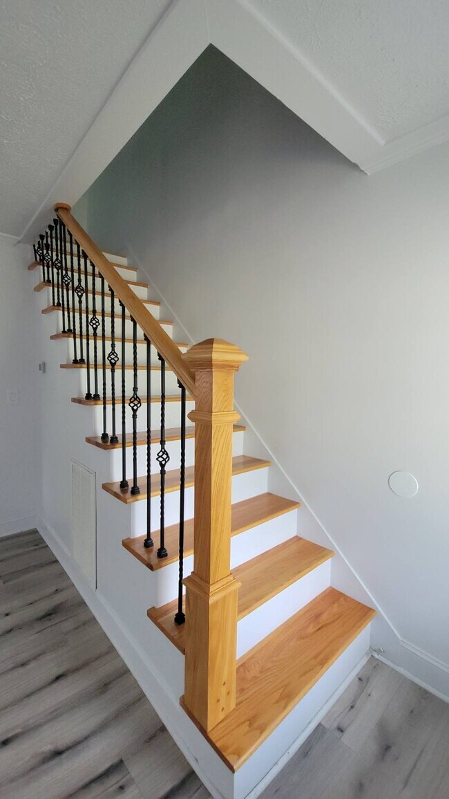 Building Photo - Charming 2-bedroom, 1-bath single-family home conveniently located in Nashville.