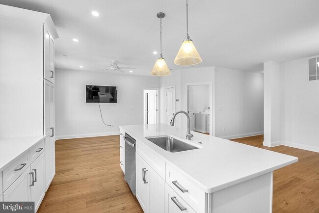 Building Photo - 123 S Washington St