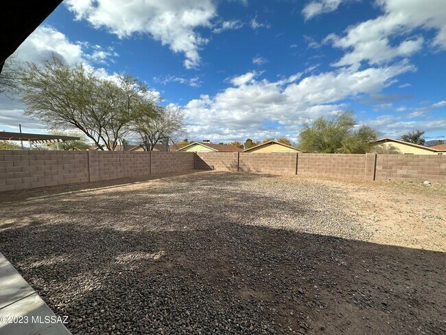 Building Photo - 2133 E Vera Cruz Vista