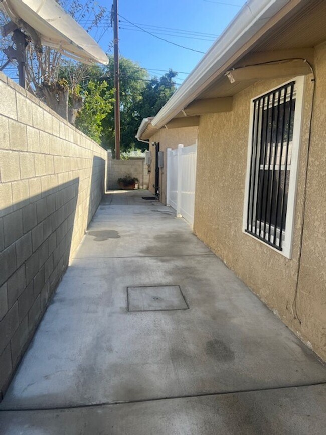 Building Photo - Beautiful, Single ADU located in Reseda! Ready for Move-In!