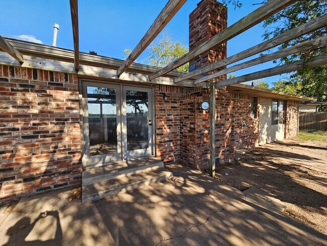 Building Photo - 1204 Burkshire Terrace