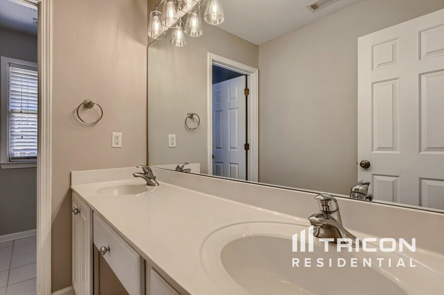 Building Photo - 206 Brightwater Dr