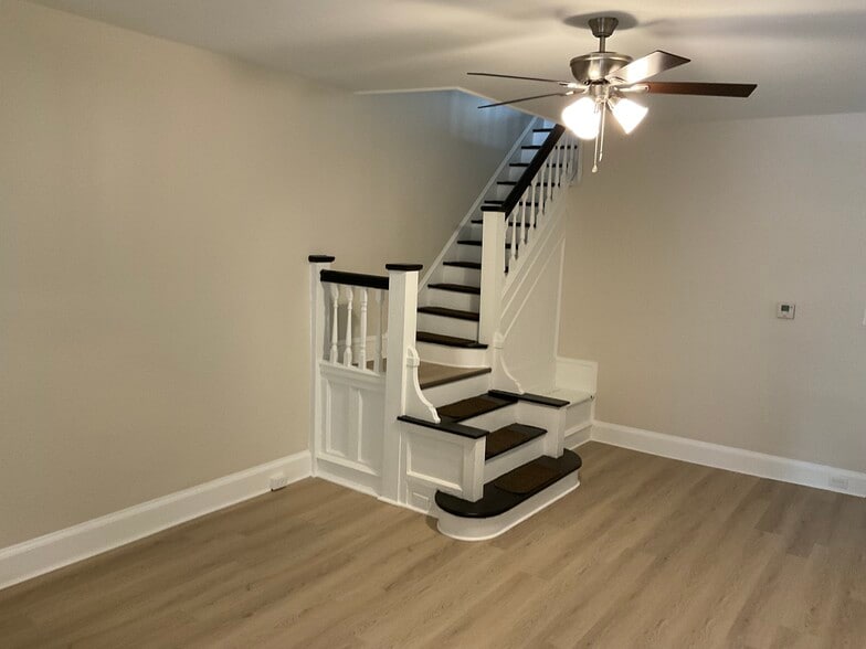 Building Photo - 5465 Pine St