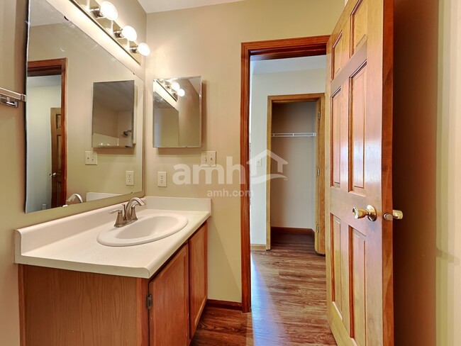 Building Photo - 3326 Redbud Ct