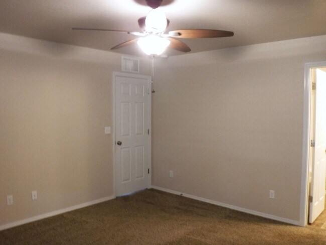 Building Photo - 4 bed 2.5 bath home just off Pine Ave and N Black Cat Rd.