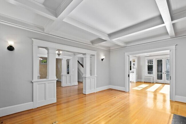 Building Photo - Stunning 1909 Craftsman w/ AC in Coveted Capitol Hill
