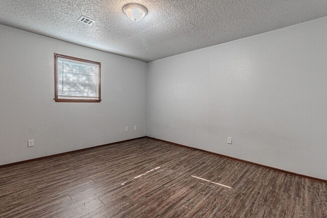 Building Photo - 3 Bed 2 Bath in OKC!
